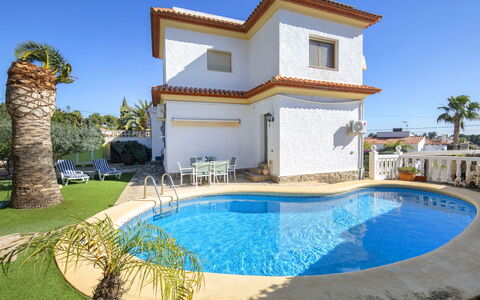 Antonia: Estate, Yard, Balcony, Villa