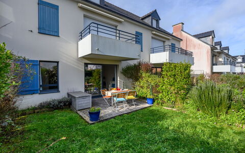 Villa Saint Julien: Building, Window, Residential Area, Home, House, Neighbourhood, Shrub, Facade, Roof, Urban Design