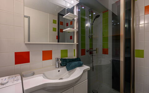 Quiberon 250: Interior Design, Wall, Plumbing Fixture, Flooring, Bathroom, Sink, Bathroom Sink, Ceiling, Tap, Floor