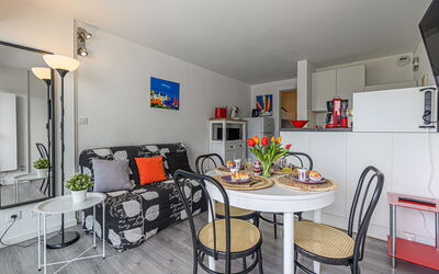 Piscine et Plage 250.1: Furniture, Apartment, Chair, Room, Living Room, Kitchen & Dining Room Table, Couch, Houseplant, Coffee Table