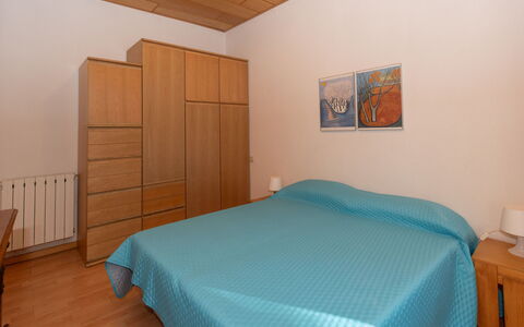 Endine: Flooring, Bedroom, Floor, Bed, Wood, Furniture, Interior Design, Bed Sheet, Room, Bedding