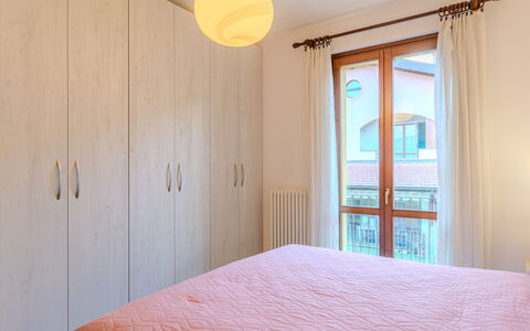 Teto: Wood, Interior Design, Furniture, Bedroom, Flooring, Bed, Room, Floor, Lighting, Ceiling