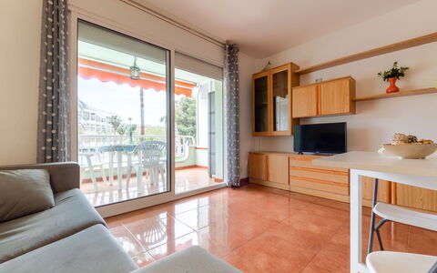 Mercuri: Interior Design, Apartment, Wood Stain, Balcony, Kitchen, Major Appliance, Aluminium, Countertop