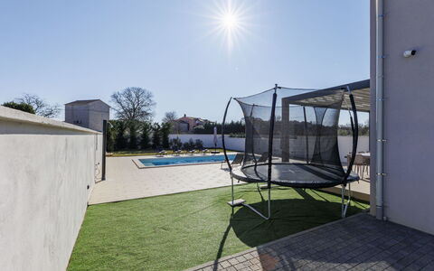 Villa Dream Place: Shade, Garden, Swimming Pool, Backyard, Yard, Artificial Turf, Lawn, Landscaping, Net, Fence