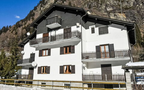 Leonardi Terrace: Apartment, Boat, Watercraft, Marina, Condominium, Balcony, Port, Harbor, Hotel, Boats And Boating--Equipment And Supplies