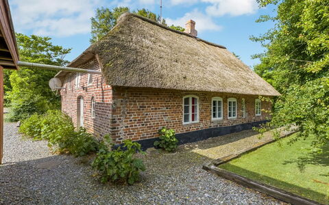 Tuki - 10Km from the Sea: Estate, Farm