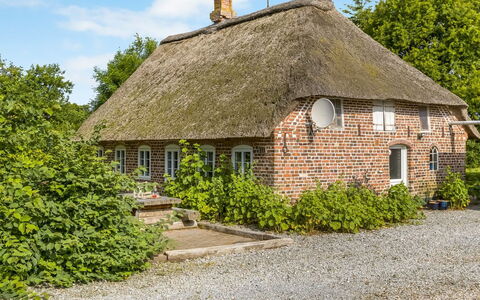 Tuki - 10Km from the Sea: Estate, Farm