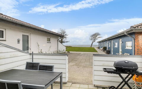 Kari - 50M from the Sea: Apartment, Condominium, Estate, Balcony, Villa, Hotel