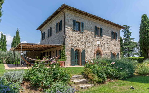 Podere i Poggi: Shrub, Home, House, Garden, Roof, Estate, Farmhouse, Door, Cottage