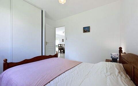 Le Chant des Sables: Bed, Furniture, Interior Design, Bedroom, Flooring, Bedding, Bed Sheet, Floor, Wood, Ceiling