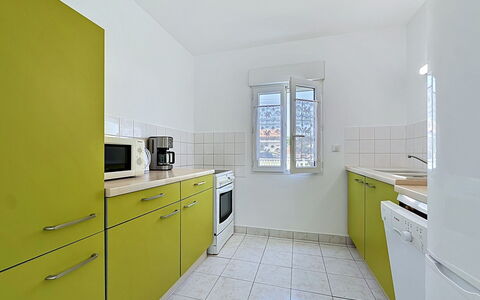Le Chant des Sables: Flooring, Major Appliance, Kitchen, Floor, Interior Design, Kitchen Appliance, Ceiling, Countertop, Room, Apartment