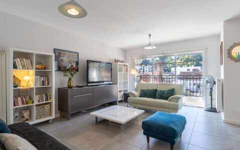 Le 48: Furniture, Interior Design, Flooring, Couch, Floor, Ceiling, Living Room, Wood, Room, Table