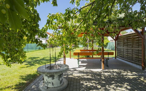 Gyula: Shade, Garden, Park, Outdoor Structure, Backyard, Eco Hotel, Pergola