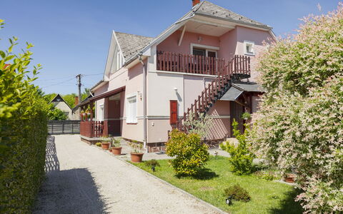 Gyula: Building, Window, House, Residential Area, Roof, Home, Shrub, Facade, Neighbourhood, Architecture