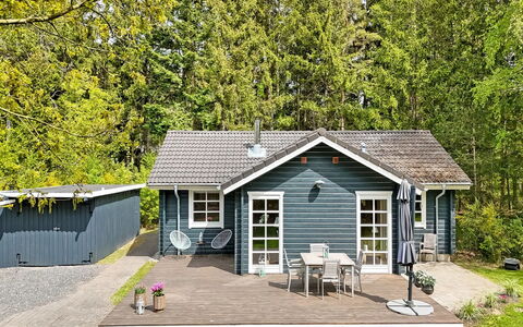 Iorund - 9Km from the Sea: Wood, Flooring, Wood Stain, Cabinetry, Countertop, Kitchen, Plumbing Fixture, Hardwood, Natural Material, Sink