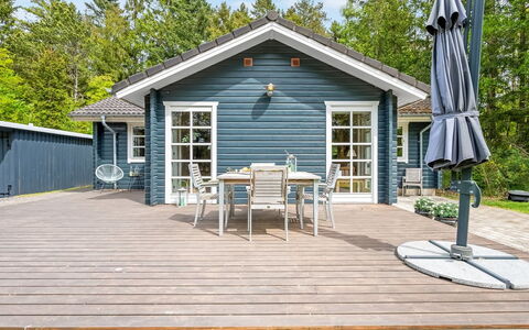Iorund - 9Km from the Sea: Wood, Flooring, Wood Stain, Cabinetry, Countertop, Kitchen, Plumbing Fixture, Hardwood, Natural Material, Sink