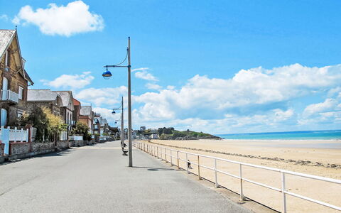 La Fée Margot: Sky, Cloud, Coast, Beach, Shore, Cumulus, Sand, Pole, Street Light, Meteorological Phenomenon