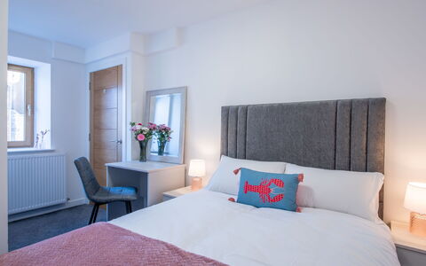 Harbour Nights Deluxe 7D: Furniture, Bed, Bedroom, Interior Design, Bedding, Bed Sheet, Linens, Room, Floor, Textile