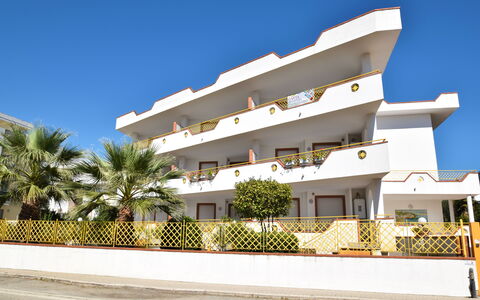 Appartamenti Della Rosa Seaside Abruzzo: Apartment, Estate, Shade, Hotel, Balcony, Hacienda, Villa, Houseplant