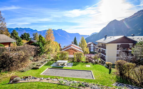 Le Souvenir: Landscape, House, Residential Area, Home, Mountain Range, Rural Area, Hill Station, Valley, Garden, Alps