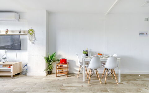 Manhattan: Furniture, Outdoor Furniture, Chair, Garden, Flowerpot, Patio, Outdoor Table, Estate, Houseplant, Landscaping