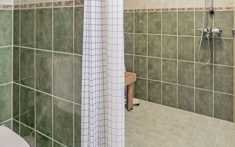 Katinkulma 1: Wall, Flooring, Bathroom, Floor, Plumbing Fixture, Tile, Plumbing, Composite Material, Toilet, Shower