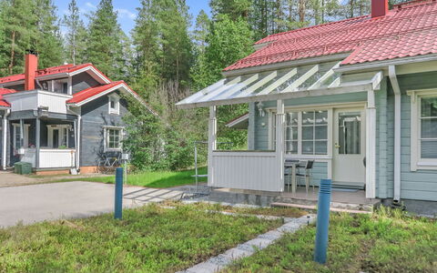 Katinkulma 2: House, Home, Cottage, Siding, Yard, Driveway, Garden Buildings, Porch