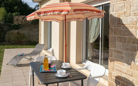 Hortensias: Furniture, Outdoor Furniture, Chair, Garden, Flowerpot, Patio, Outdoor Table, Estate, Houseplant, Landscaping