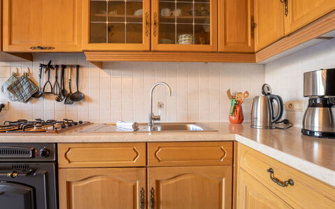Geluid Van de Zee: Kitchen, Cabinetry, Kitchen Appliance, Countertop, Wood, Major Appliance, Furniture, Interior Design, Flooring, Kitchen Sink