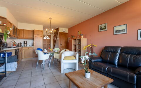 Geluid Van de Zee: Furniture, Interior Design, Flooring, Wood, Floor, Ceiling, Room, Chair, Living Room, Lighting