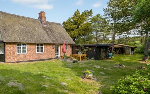 Ibbe - 3.5Km from the Sea: Estate, Shade, Driveway, Farmhouse