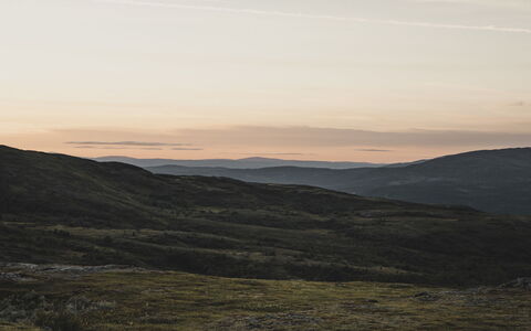 Trillevallen 8: Mountainous Landforms, Mountain, Hill, Highland, Horizon, Ecoregion, Grassland, Atmospheric Phenomenon, Landscape, Terrain