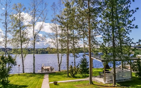 Villa Onnela: Tree, Land Lot, Lawn, Garden, Lake, Shade, Landscaping, Reservoir, Park