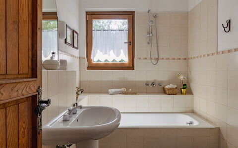 Casa Iume: Bathroom, Plumbing Fixture, Interior Design, Flooring, Wall, Bathtub, Tap, Floor, Bathroom Sink, Sink