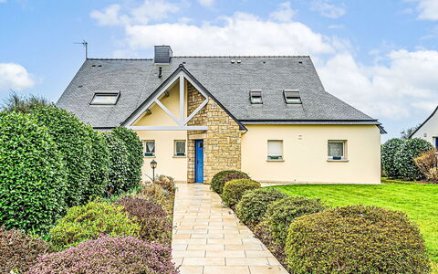 Guidel 606: Shrub, Home, Roof, Cottage, House, Farmhouse, Estate, Garden, Driveway, Landscaping