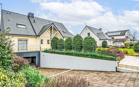Guidel 606: Residential Area, Shrub, Home, House, Garden, Roof, Landscaping, Estate, Groundcover, Driveway