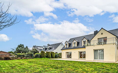 Guidel 606: Home, Residential Area, House, Shrub, Roof, Estate, Land Lot, Cottage, Garden, Farmhouse