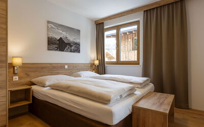 Mit 1 Schlafzimmer 700.2: Bedding, Bed, Hardwood, Bed Sheet, Bedroom, Bed Frame, Wood Stain, Hotel, Lumber, Suite