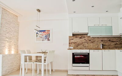 Accommodation:&nbsp;Cristal 649.8