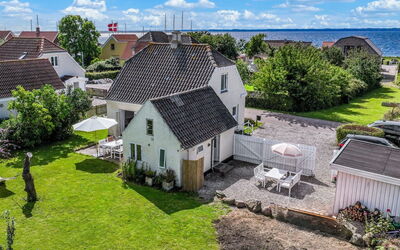 Karoliina - 125M from the Sea