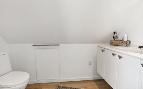 Mari - 150M from the Sea: Flooring, Floor, Wall, Plumbing Fixture, Interior Design, Wood, Bathroom Cabinet, Bathroom, Tap, Sink