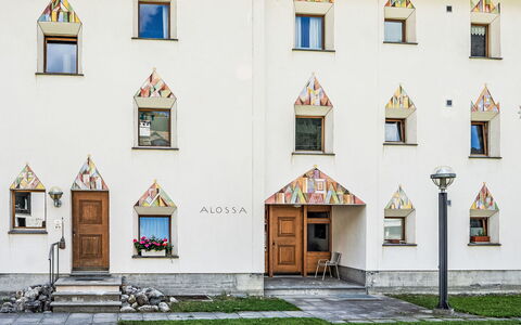 Chesa Alossa: Apartment, Paint, Daylighting