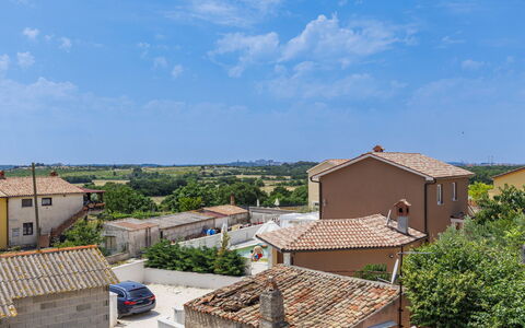 Jadreški: Sky, Residential Area, Wall, Building, Roof, House, Home, Neighbourhood, Town, Suburb