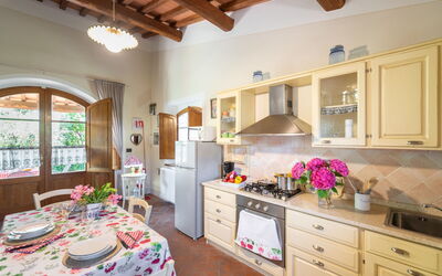 San Regolo 915.1: Furniture, Kitchen, Interior Design, Kitchen Appliance, Countertop, Wood, Flooring, Cabinetry, Ceiling, Table