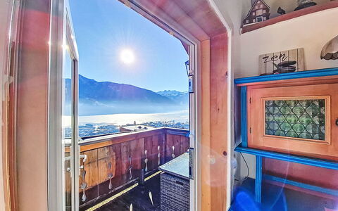 Zell am See 681: Balcony, Wood Stain, Daylighting