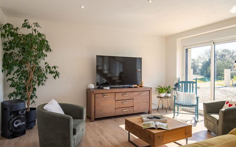 La Maison de Parrain: Furniture, Flooring, Wood, Interior Design, Floor, Couch, Table, Room, Ceiling, Living Room