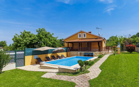 Soriso: Residential Area, Swimming Pool, Roof, Home, Cottage, Porch, Shade, Resort, Estate, Farmhouse