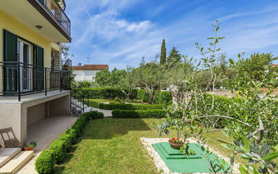 Poreč 128: Shrub, Garden, Groundcover, Lawn, Landscaping, Shade, Yard, Estate, Backyard