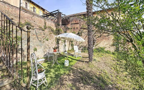 Barbero: Wall, Iron, Houseplant, Flowerpot, Backyard, Balcony, Yard, Handrail, Stairs