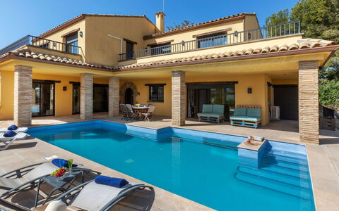 Marea: Swimming Pool, Resort, Leisure, Thermae, Hotel, Resort Town, Outdoor Furniture, Leisure Centre, Vacation